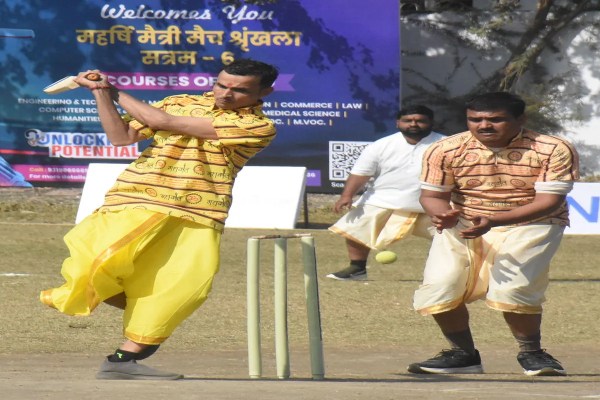 Dhoti Kurta me Criket Match 