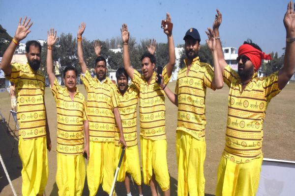 Dhoti Kurta me Criket Match 