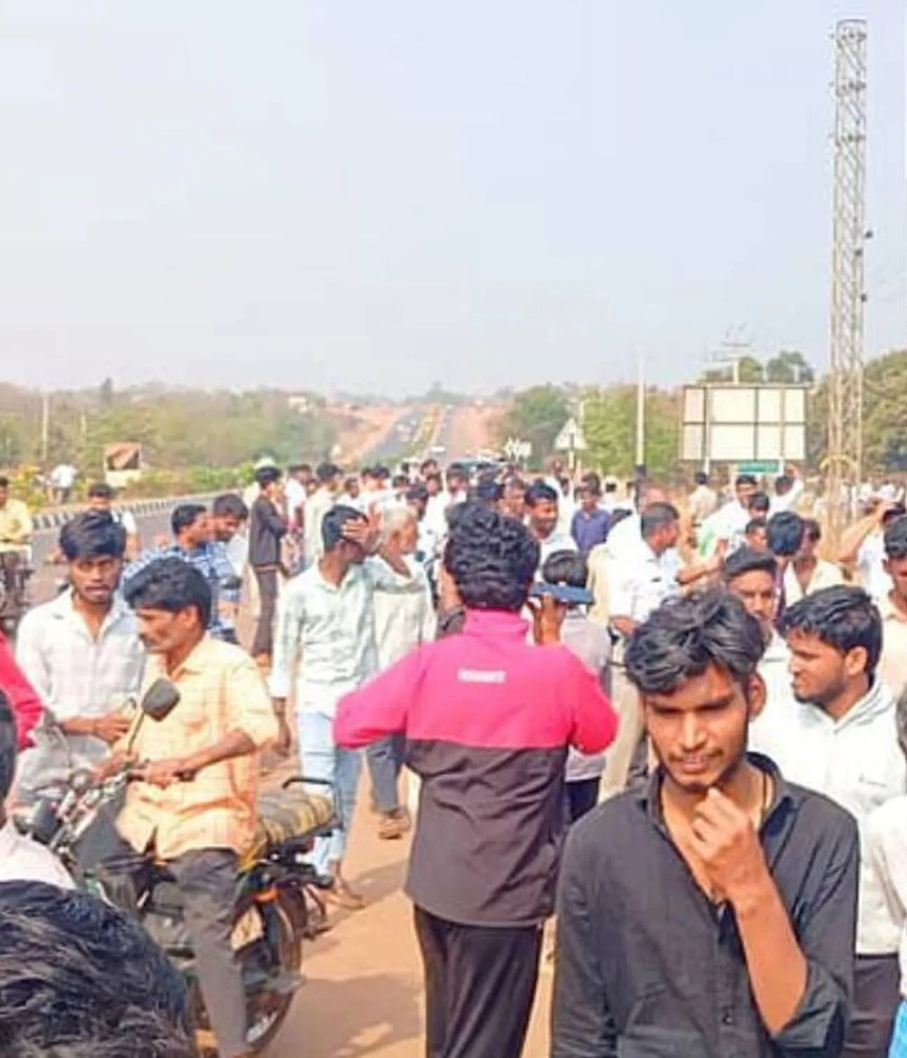 Mysterious explosion, eight people injured