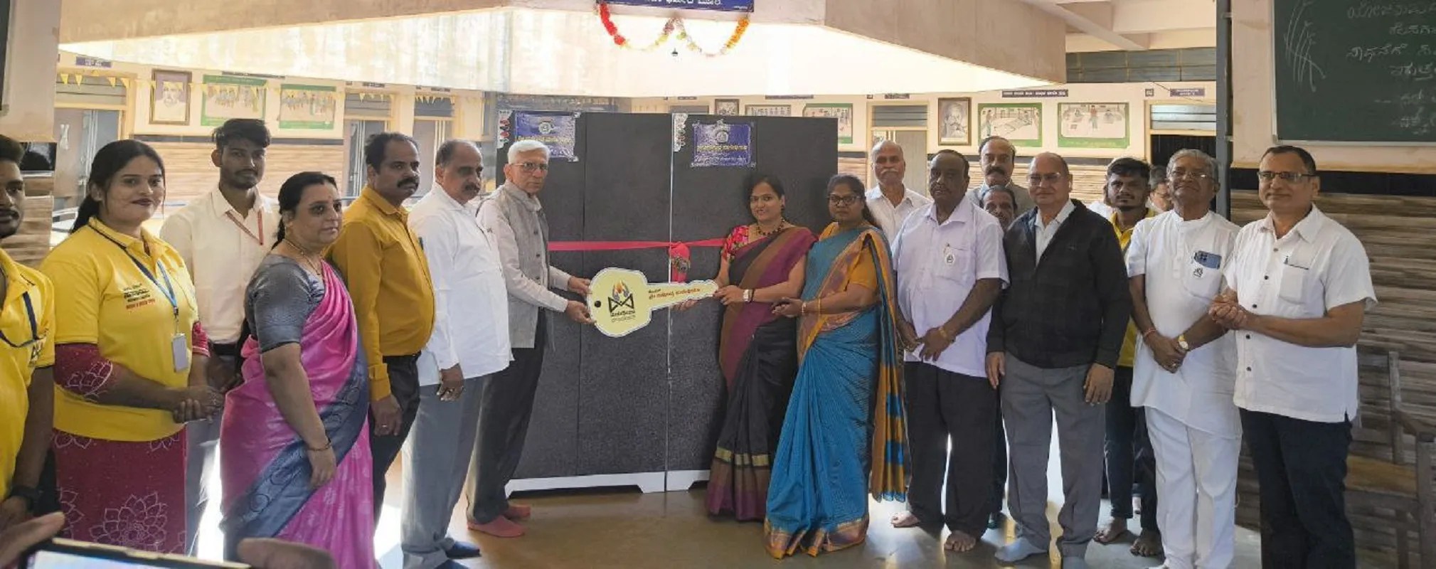 हुब्बल्ली में एक नेत्रहीन विद्यालय की अलमारी की चाबी सौंपते मजेठिया फाउंडेशन के चेयरमैन जितेन्द्र मजेठिया।