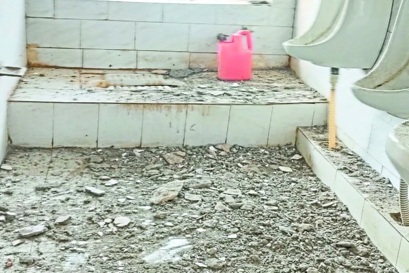 चिकित्सक कक्ष और शौचालय की छत का गिरा प्लास्टर, एक मरीज घायल