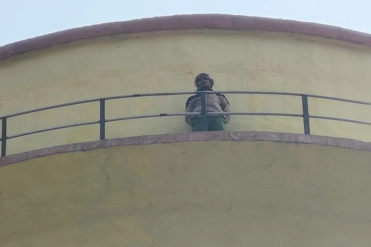 मकान निर्माण पर लगी रोक के विरोध में टंकी पर चढ़ा युवक