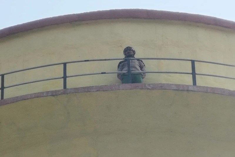 मकान निर्माण पर लगी रोक के विरोध में टंकी पर चढ़ा युवक