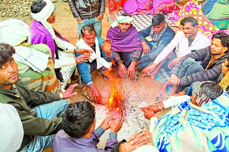 तापमान गिरने के साथ बढ़ा सर्दी का सितम, अलाव बना सहारा