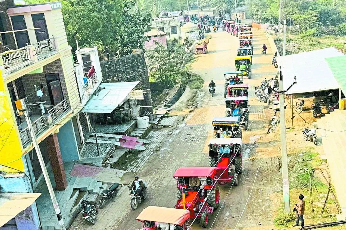 किसानों ने किया प्रदर्शन, 120 ट्रैक्टरों के साथ एक किलोमीटर लंबी रैली निकाली