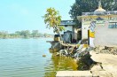 कनकसागर तालाब की तीस फीट पक्की पाळ व मंदिर परिसर के पीछे का गेट पानी में समाया