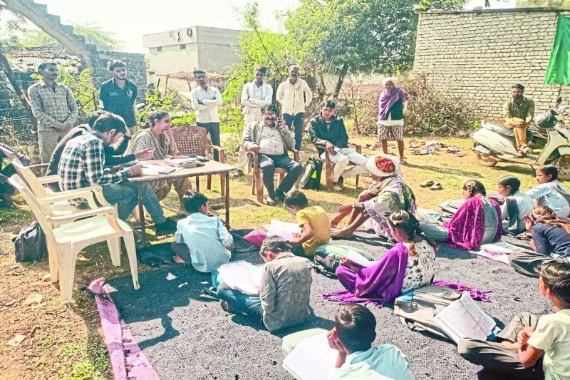 खुले आसमान तले पढऩे को मजबूर हुए भैंसखेड़ा विद्यालय के बच्चे