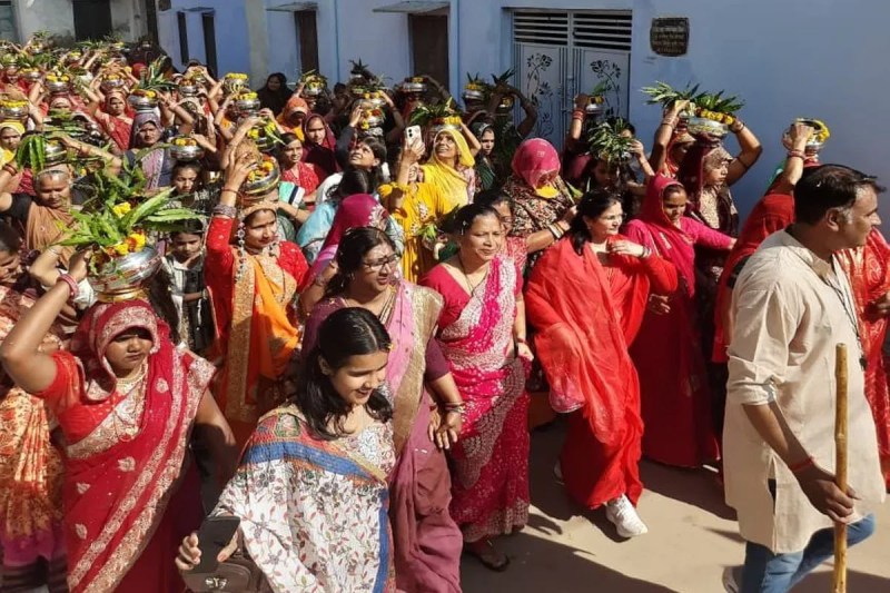 जत गृह सामुदायिक भवन में हिन्दू सम्मेलन का आयोजन किया गया, जिसमें कलश यात्रा निकाली गई, जो राधे कृष्ण मंदिर रजत गृह कॉलोनी से प्रारंभ होकर जनता कॉलोनी, राजपूत कॉलोनी ,नैनवां रोड मुख्य मार्ग से निकाली गई। कलश यात्रा का समापन सामुदायिक भवन नैनवां रोड गेट नंबर 4 में हुआ