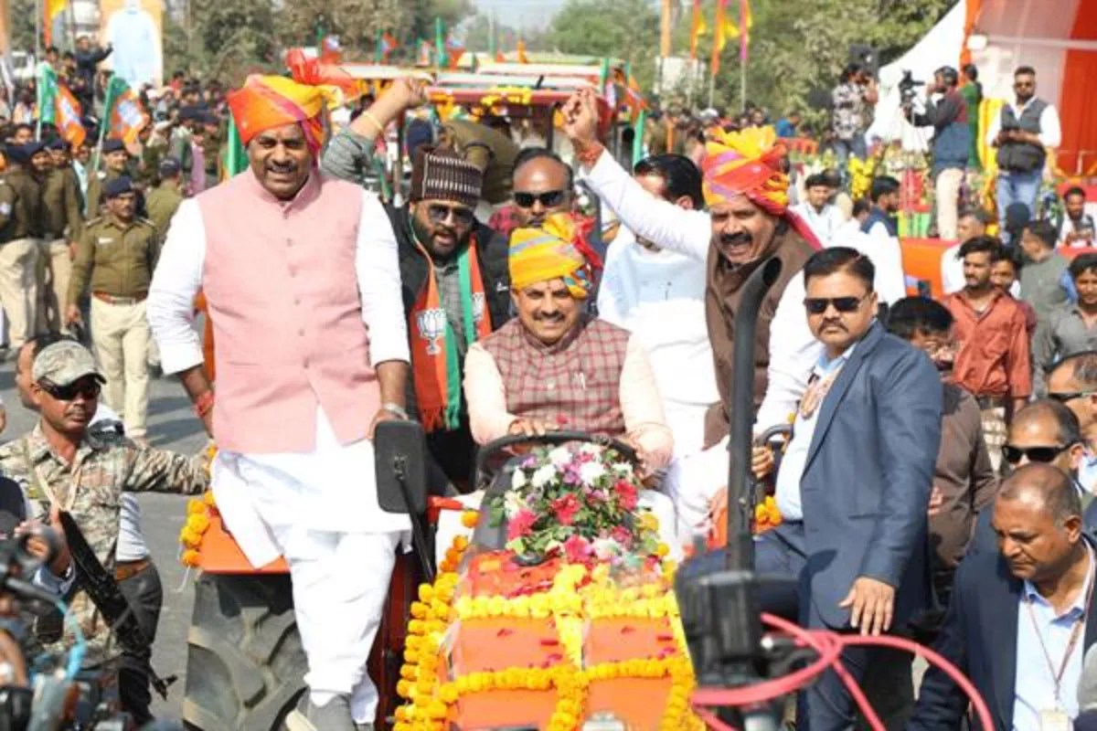 CM Mohan Yadav drove a tractor amidst a crowd of 1100 vehicles in Bhopal