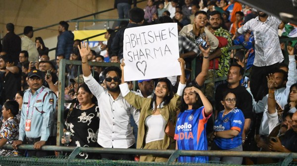 नवा रायपुर के शहीद वीर नारायण सिंह अंतरराष्ट्रीय क्रिकेट स्टेडियम क्रिकेट स्टेडियम में दर्शकों का जोश।