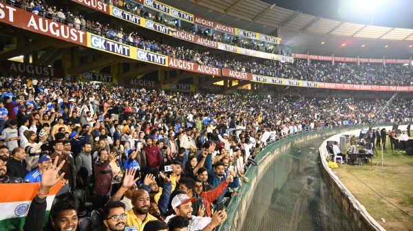 नवा रायपुर का शहीद वीर नारायण सिंह अंतरराष्ट्रीय क्रिकेट स्टेडियम क्रिकेट के रोमांच में डूबा।