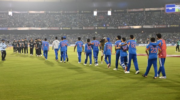 नवा रायपुर के शहीद वीर नारायण सिंह अंतरराष्ट्रीय क्रिकेट स्टेडियम क्रिकेट स्टेडियम में दो-दो हाथ करने मैदान में उतरते भारत और न्यूजीलैंड के खिलाड़ी।