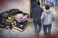 ग्वालियर। विवाह के रिसेप्शन समारोह में मेहमान बनकर घुसे चोर ने दूल्हे की मां का बैग चोरी कर लिया। बैग में गहने, नकदी और व्यवहार की राशि रखी थी। चोरी का पता चलते ही समारोह स्थल पर हड़कंप मच गया। घराती और मेहमानों ने चोर की तलाश की, लेकिन वह हाथ नहीं आया। पुलिस अब सीसीटीवी फुटेज के आधार पर आरोपियों की पहचान में जुटी है।