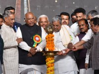 आवास वितरण: हुब्बल्ली में लाभार्थियों को आवास वितरण के मौके पर आयोजित कार्यक्रम का उद्घाटन करते अतिथि।