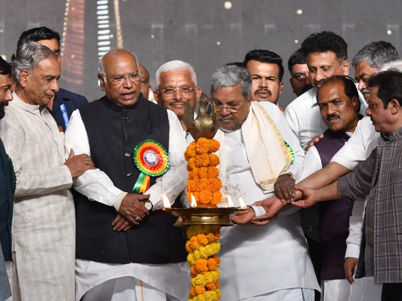 हुब्बल्ली में लाभार्थियों को आवास वितरण के मौके पर आयोजित कार्यक्रम का उद्घाटन करते अतिथि।