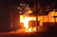 Dhamtari News: ट्रांसफार्मर में लगी भीषण आग, पटाखों जैसी आवाज से हिला इलाका, मचा हड़कंप