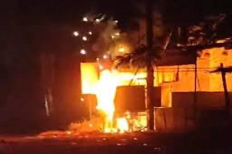 Dhamtari News: ट्रांसफार्मर में लगी भीषण आग, पटाखों जैसी आवाज से हिला इलाका, मचा हड़कंप