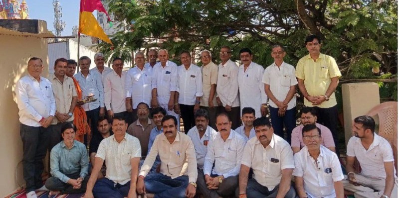 हुब्बल्ली के रामदेव मंदिर में ध्वजारोहण के अवसर पर उपस्थित बाबा के भक्त।