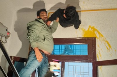 एग्जॉस्ट फैन के रोशनदान में फंसा 'चोर', पुलिस ने बाहर निकाला | Patrika News  | हिन्दी न्यूज