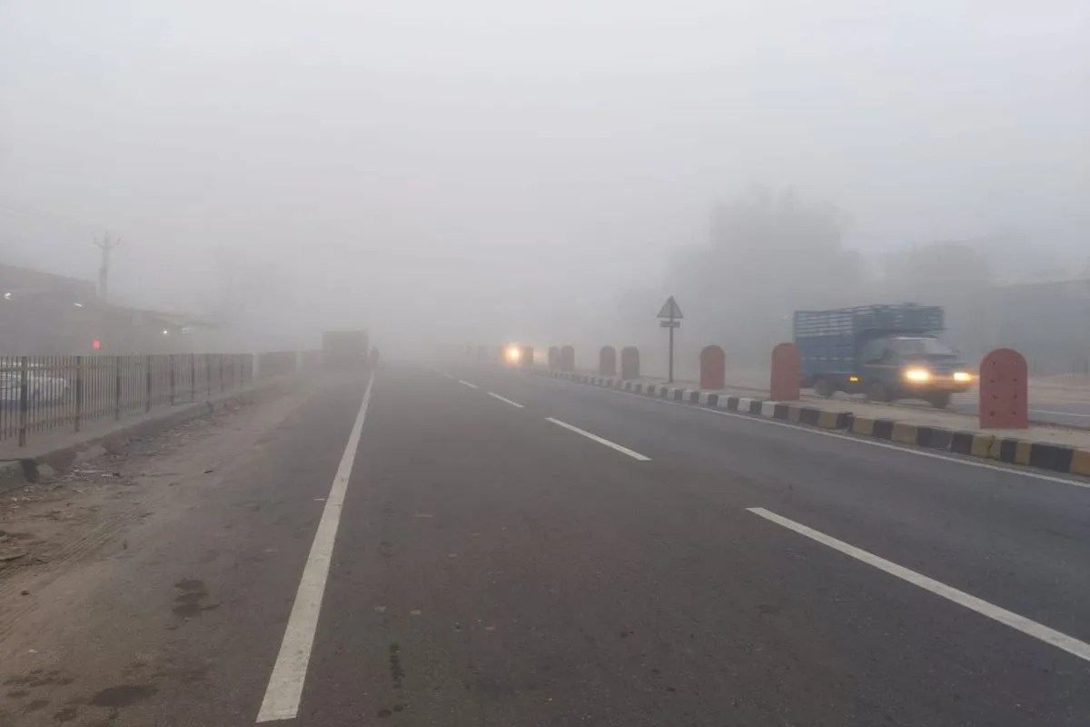 कोहरे का आगोस: सड़कों पर विजिबिलिटी कम, सड़कों पर रेंगते रहे वाहन