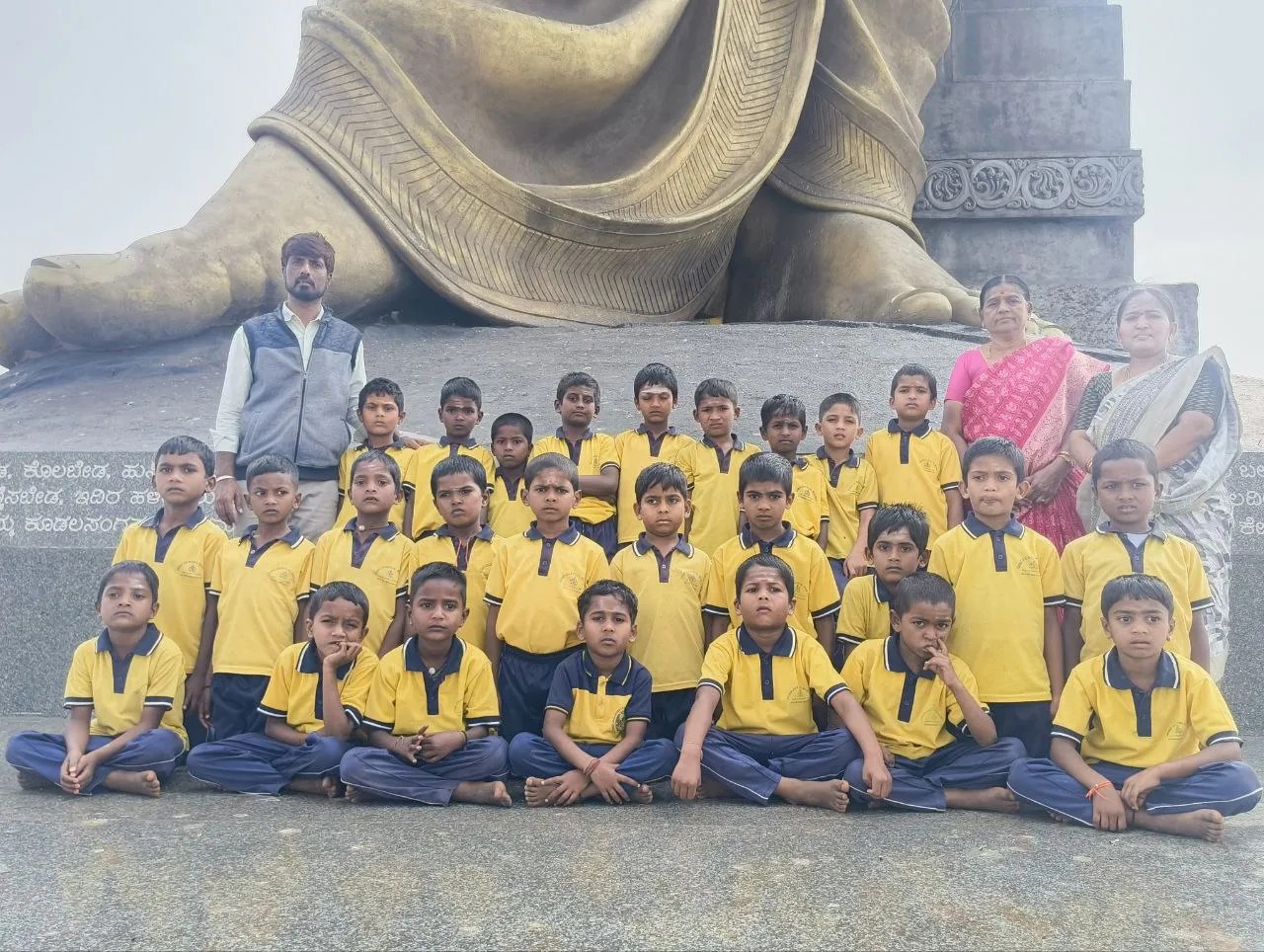 एमकेबीएस हुलकोटि स्कूल के विद्यार्थियों को बसवेश्वर के बारे में जानकारी देते हुए।