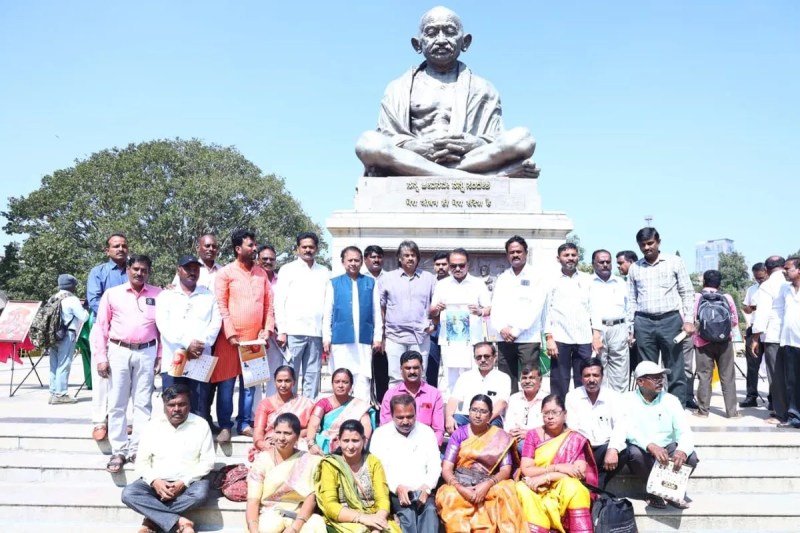 स्कूल शिक्षा एवं साक्षरता मंत्री मधु बंगारप्पा