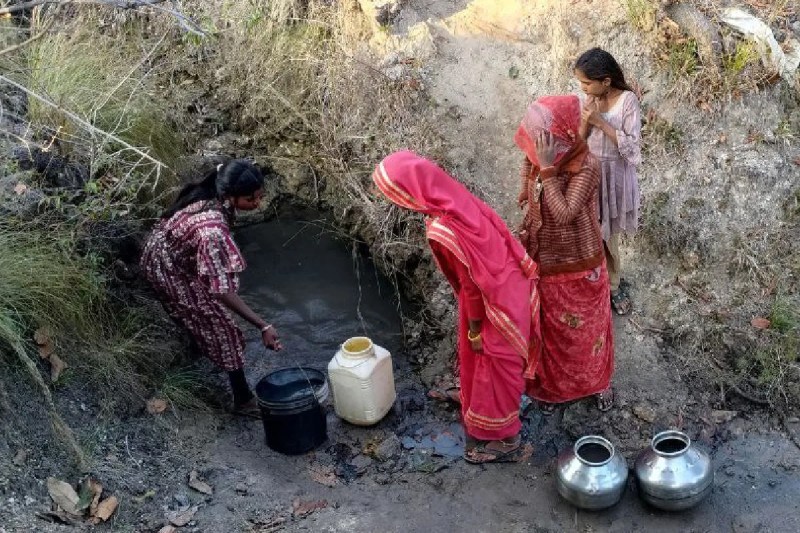 tribals of Guna forced to drink dirty water Indore contaminated water case mp news