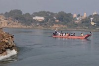 Laborers trapped narmada river Omkareshwar dam railway bridge construction mp news