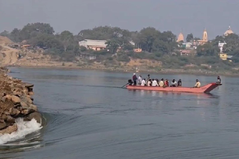 Laborers trapped narmada river Omkareshwar dam railway bridge construction mp news