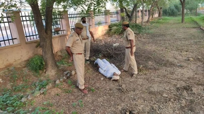 हनुमानगढ़: वर्ष 2019 में कलक्ट्रेट में आत्महत्या करने वाले किसान का पड़ा शव।