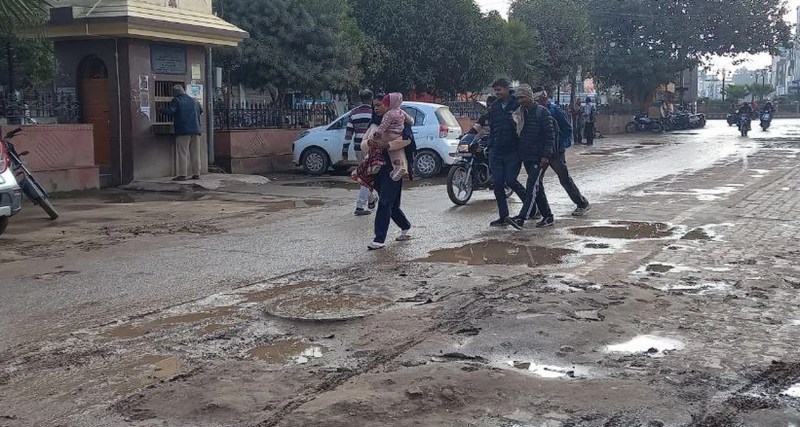 हनुमानगढ़ में बरसात के बाद बिगड़े हालात, पैदल चलना हुआ मुश्किल।