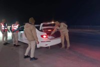 बीकानेर में वाहनों की चेकिंग करते पुलिस जवान