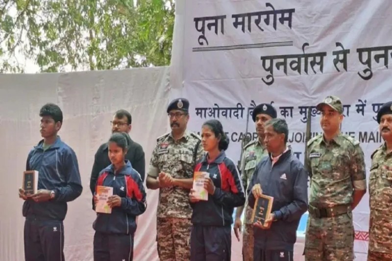 नक्सल मुक्त बस्तर की दिशा में एक और निर्णायक कदम, चार इनामी माओवादियों ने किया आत्मसमर्पण