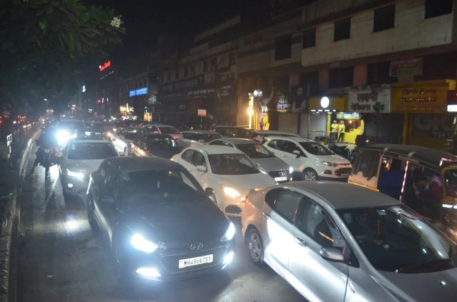 CG New Year 2026: नए साल का भव्य स्वागत! काली माता मंदिर में श्रद्धालुओं की उमड़ी भीड़... होटल, क्लब में भी दिखा जश्न माहौल, देखें Photo