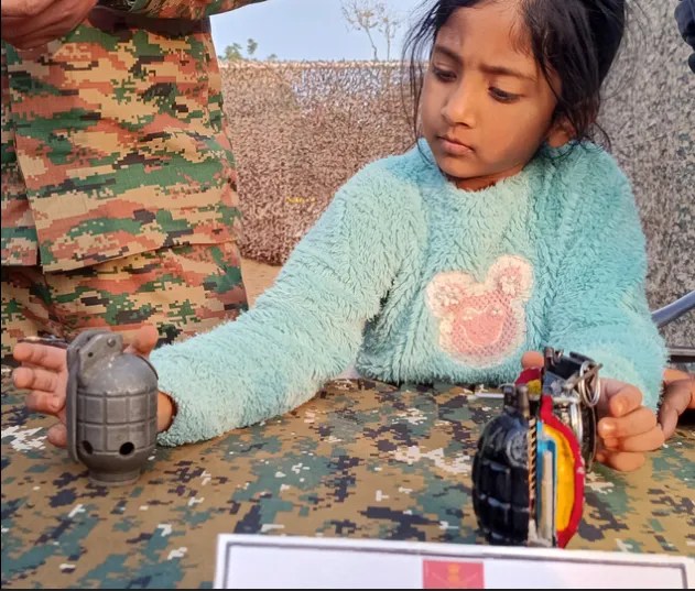 प्रदर्शनी देखने पहुंची नन्ही बेटियां, पत्रिका फोटो