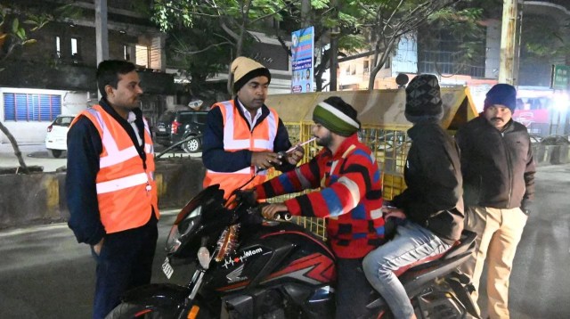 CG New Year 2026: नए साल का भव्य स्वागत! काली माता मंदिर में श्रद्धालुओं की उमड़ी भीड़... होटल, क्लब में भी दिखा जश्न माहौल, देखें Photo