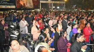 CG New Year 2026: नए साल का भव्य स्वागत! काली माता मंदिर में श्रद्धालुओं की उमड़ी भीड़... होटल, क्लब में भी दिखा जश्न माहौल, देखें Photo