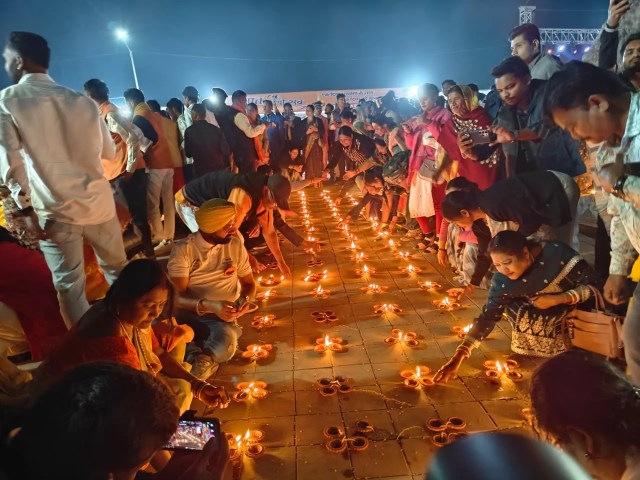 Bastar News: 3 लाख दीयों की रोशनी में जगमगा उठा दलपत सागर, बस्तर में भव्य दीपोत्सव, देखें Photo