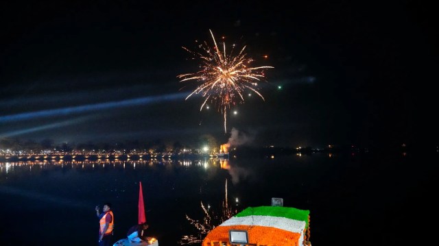 Bastar News: 3 लाख दीयों की रोशनी में जगमगा उठा दलपत सागर, बस्तर में भव्य दीपोत्सव, देखें Photo