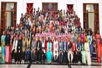 Republic Day 2026: छत्तीसगढ़ की झांकी कलाकारों का सम्मान, राष्ट्रपति द्रौपदी मुर्मु ने सराही जनजातीय कला