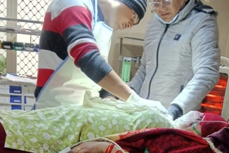 बिना डिग्री व्यक्ति से महिला का ऑपरेशन