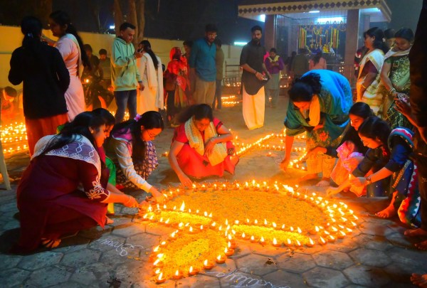मंकर संक्राति के अवसर पर अय्यप्पा मंदिर में भक्तों ने जलाए आस्था के दीए।