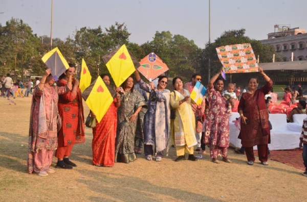 श्री गुजराती युवा मंडल के आयोजन में पतंग उड़ाने की तैयारी।