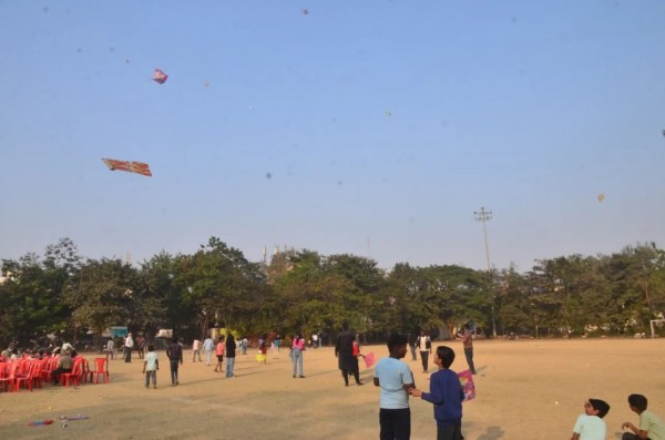 मंकर संक्राति के अवसर पर पतंग उड़ाते शहरवासी।