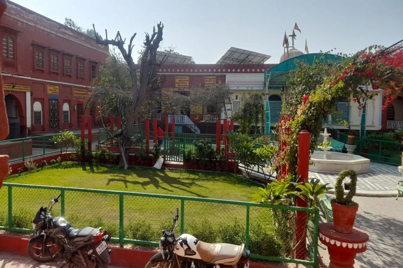 एक रुपये के पंजीकरण से शुरू होने वाली यह यात्रा निशुल्क औषधियों, सहारे और संवेदना तक पहुंचती है। और यहीं से मोहता रसायन शाला की वह परंपरा आगे बढ़ती है, जो एक सदी से अधिक समय से बीमार और जरूरतमंद के साथ खड़ी है।