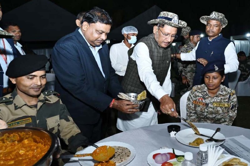 मुख्यमंत्री साय नारायणपुर में जवानों से मिले और हौसला बढ़ाया, जवानों के साथ किया रात्रि भोज