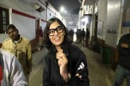 बयान दर्ज कराने पहुंचीं नेहा सिंह राठौर, रात होने के कारण छोड़ा गया, फिर से बुलावा (फोटो सोर्स : WhatsApp News Group)