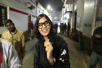 बयान दर्ज कराने पहुंचीं नेहा सिंह राठौर, रात होने के कारण छोड़ा गया, फिर से बुलावा (फोटो सोर्स : WhatsApp News Group)