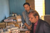 निरीक्षण करते अधिकारी।