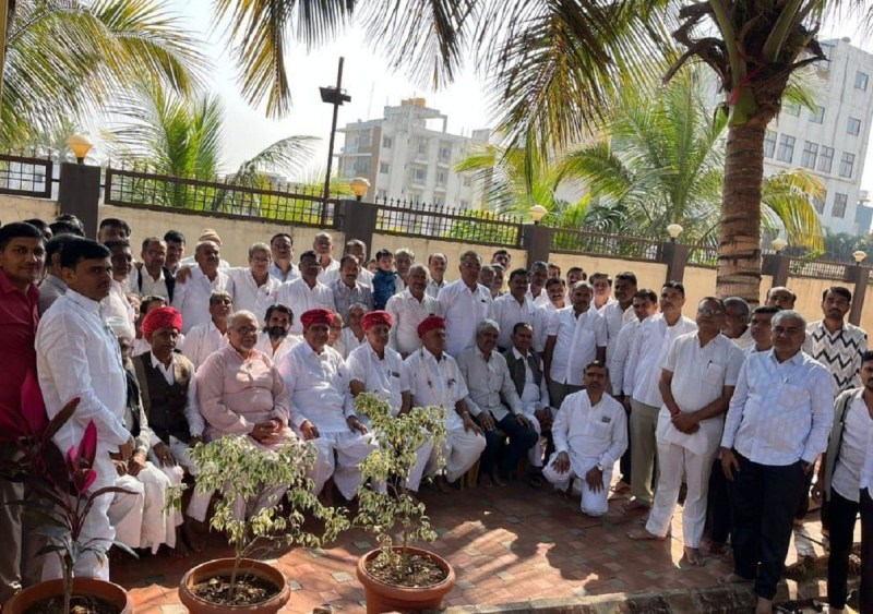 हुब्बल्ली के राधे कृष्ण मंदिर एवं राजेश्वर भगवान मंदिर में वार्षिक ध्वजा चढ़ाते के अवसर पर आयोजितक समारोह में उपस्थित समाज के लोग।